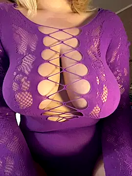 Snapshot of Best-B00bs chatting on November 2, 2025, 7:49 pm Best-B00bs online show from November 2, 2025, 7:49 pm