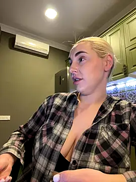 Snapshot of Best-B00bs chatting on November 18, 2025, 8:57 pm Best-B00bs online show from November 18, 2025, 8:57 pm