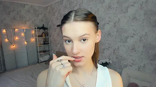LianneBynon online show from June 29, 2026, 8:31 am