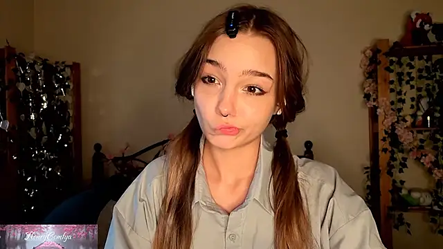Snapshot of HoneyComfy chatting on June 3, 2026, 1:03 pm HoneyComfy online show from June 3, 2026, 1:03 pm
