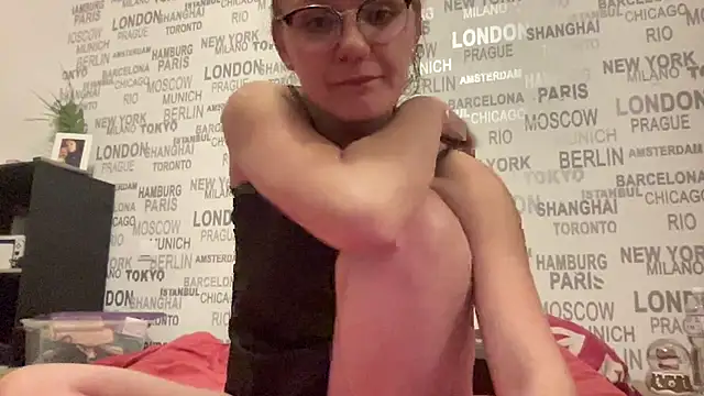 Ninafrisson online show from February 5, 2026, 10:47 pm