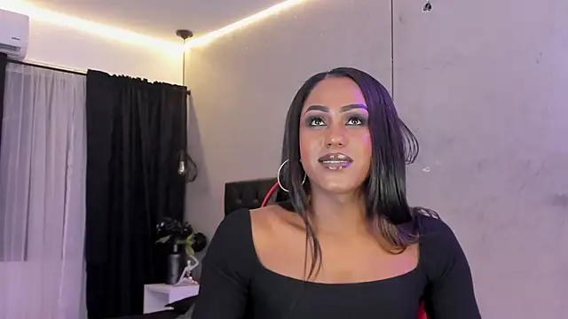 Snapshot of naomi__blair chatting on July 4, 2026, 3:24 am naomi blair online show from July 4, 2026, 3:24 am