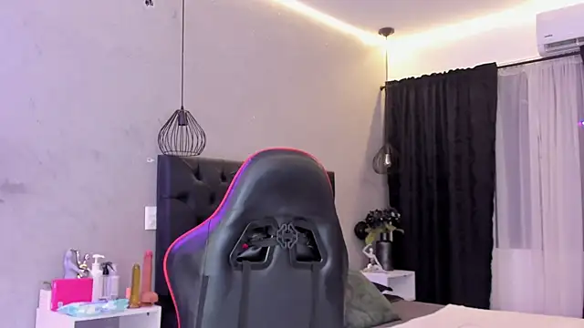 Snapshot of naomi__blair chatting on July 16, 2026, 3:45 am naomi blair online show from July 16, 2026, 3:45 am