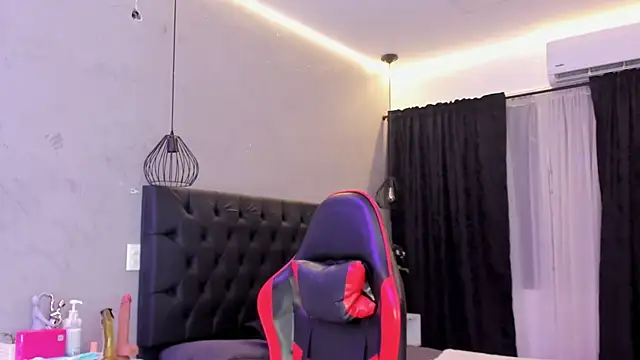 Snapshot of naomi__blair chatting on July 17, 2026, 3:24 am naomi blair online show from July 17, 2026, 3:24 am