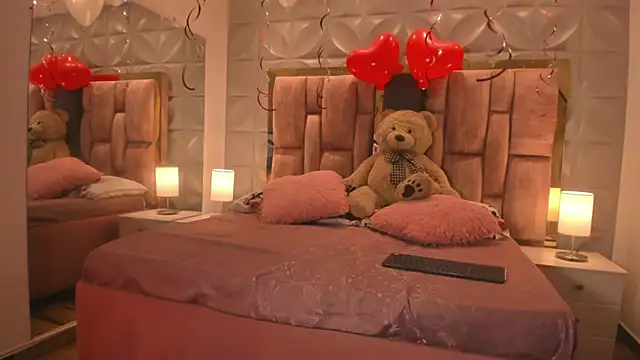 Paris Velvet online show from February 14, 2026, 10:06 pm