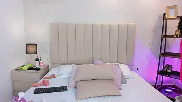 Snapshot of ViolettaRousee_ chatting on July 22, 2026, 9:50 pm ViolettaRousee online show from July 22, 2026, 9:50 pm