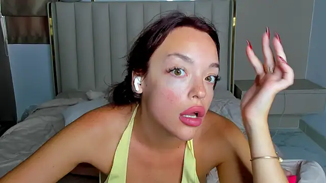 Snapshot of stellaa_quenn chatting on June 11, 2026, 12:32 am stellaa quenn online show from June 11, 2026, 12:32 am