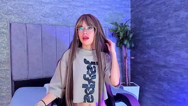 IsabellaRossi  online show from February 2, 2026, 12:15 pm