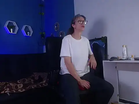 laurasofia45 online show from March 1, 2026, 10:23 pm