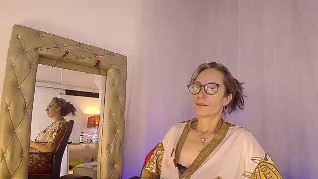 laurasofia45 online show from April 28, 2026, 5:12 am