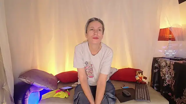 laurasofia45 online show from June 14, 2026, 9:33 am