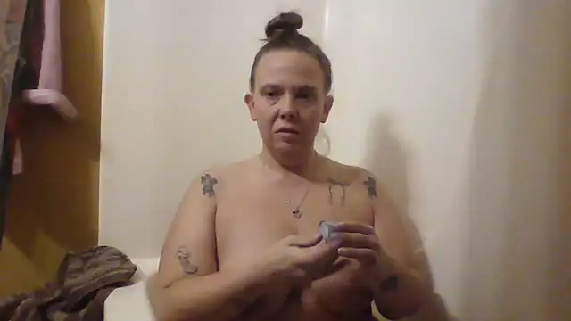 lickablelynn87 online show from March 20, 2026, 1:10 am