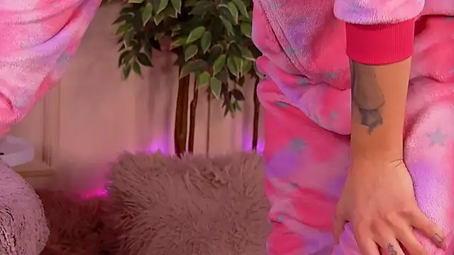 CrystalRedd online show from February 11, 2026, 5:45 am