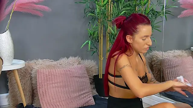 Snapshot of CrystalRedd chatting on June 17, 2026, 4:59 am CrystalRedd online show from June 17, 2026, 4:59 am