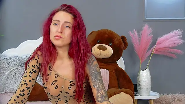 CrystalRedd online show from June 26, 2026, 5:23 am