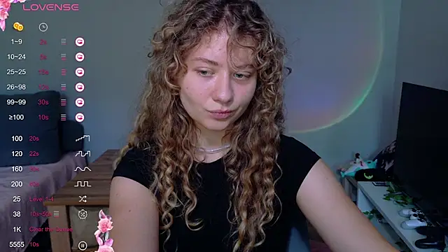 Snapshot of Milounee chatting on July 5, 2026, 8:43 am Milounee online show from July 5, 2026, 8:43 am