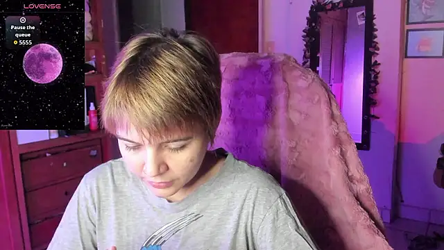 Snapshot of sunflowerr_ chatting on March 8, 2026, 6:17 am sunflowerr online show from March 8, 2026, 6:17 am