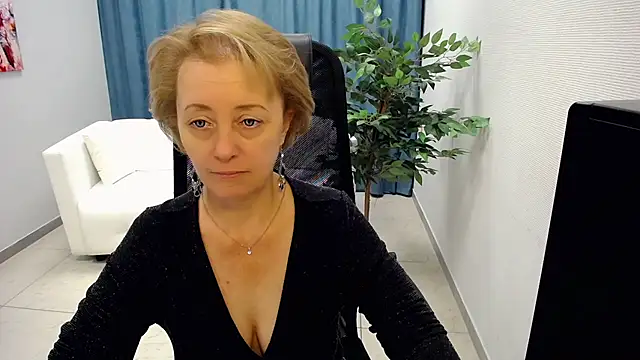 Snapshot of MONA_W chatting on June 10, 2026, 8:57 am MONA W online show from June 10, 2026, 8:57 am