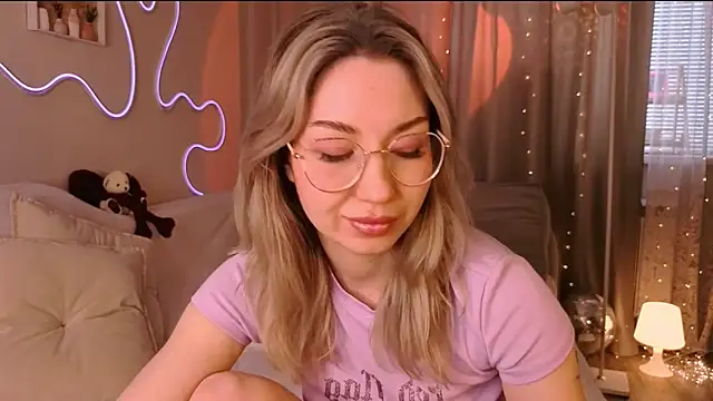 lusciousslily online show from March 9, 2026, 7:12 am