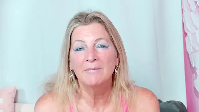 Snapshot of SweetAsHoneyWet4U chatting on June 20, 2026, 1:36 pm SweetAsHoneyWet4U online show from June 20, 2026, 1:36 pm