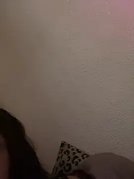 Snapshot of louveee6 chatting on February 18, 2026, 10:06 pm louveee6 online show from February 18, 2026, 10:06 pm