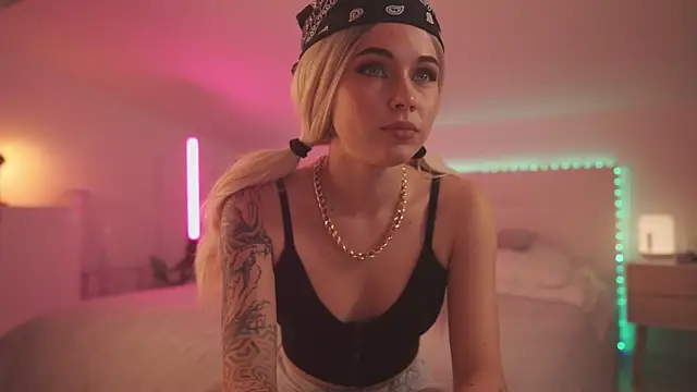 Snapshot of Sarah_Pink chatting on January 26, 2025, 5:23 pm Sarah Pink online show from January 26, 2025, 5:23 pm