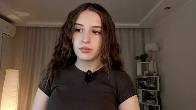 Snapshot of LeanneDinkle chatting on April 18, 2026, 4:27 am LeanneDinkle online show from April 18, 2026, 4:27 am
