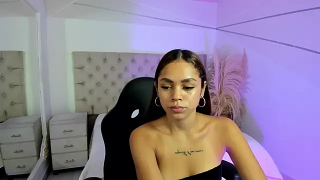 CarolineFyre online show from March 6, 2026, 12:34 pm