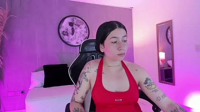 charlottee27  online show from June 3, 2026, 1:52 am