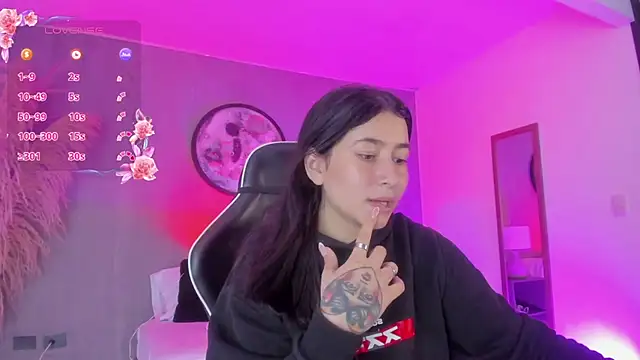 Snapshot of charlottee27_ chatting on July 19, 2026, 2:15 am charlottee27 online show from July 19, 2026, 2:15 am