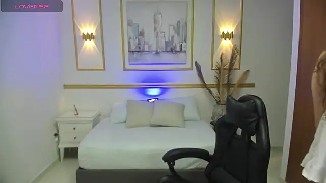 milaack  online show from February 19, 2026, 12:45 pm