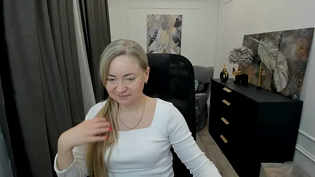 CharlotteKerti online show from April 21, 2026, 11:38 am