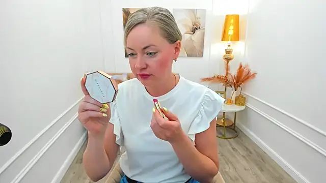Snapshot of CharlotteKerti chatting on June 7, 2026, 7:39 pm CharlotteKerti online show from June 7, 2026, 7:39 pm