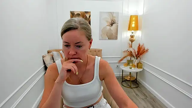 Snapshot of CharlotteKerti chatting on June 14, 2026, 7:38 pm CharlotteKerti online show from June 14, 2026, 7:38 pm
