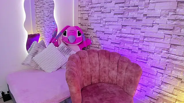 Elarossie online show from March 8, 2026, 7:39 pm