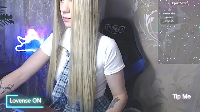 Snapshot of Shiny_Victoria chatting on June 14, 2026, 8:16 am Shiny Victoria online show from June 14, 2026, 8:16 am
