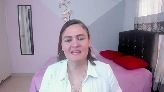 Snapshot of Hi__kitty_ chatting on February 10, 2026, 3:05 pm Hi kitty online show from February 10, 2026, 3:05 pm