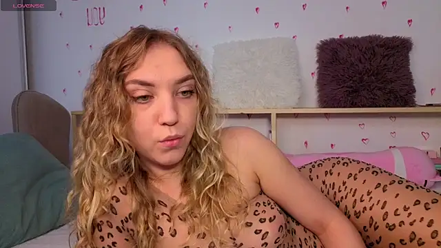 Snapshot of alice_charm_ chatting on April 4, 2026, 6:55 am alice charm online show from April 4, 2026, 6:55 am