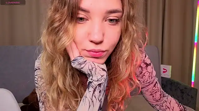 Snapshot of alice_charm_ chatting on April 20, 2026, 2:58 am alice charm online show from April 20, 2026, 2:58 am