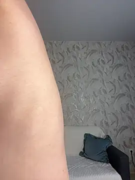 LynaFrost online show from June 25, 2026, 6:18 am