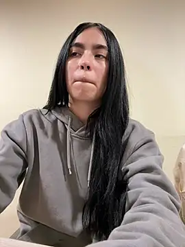 Sara Fernandez  online show from March 13, 2026, 1:51 pm