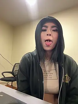 Sara Fernandez  online show from May 4, 2026, 2:46 pm