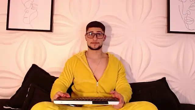 valenssio moretti online show from March 13, 2026, 3:57 am