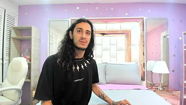 Goldentemptation  online show from June 14, 2026, 1:24 pm