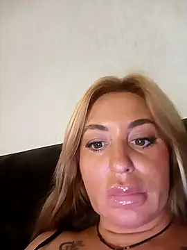 MiaMooly online show from October 13, 2025, 4:07 pm