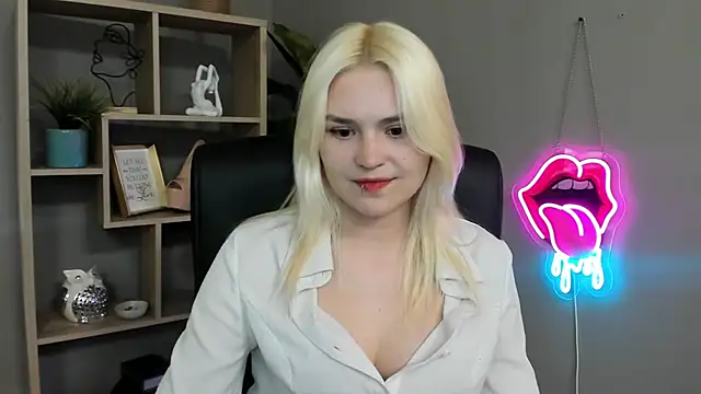 Snapshot of SweetLilyxo chatting on May 12, 2026, 1:30 pm SweetLilyxo online show from May 12, 2026, 1:30 pm