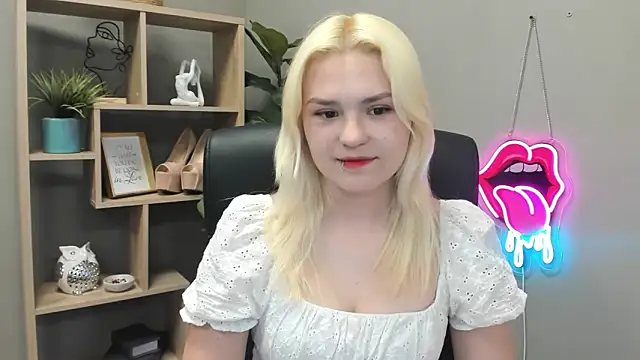 Snapshot of SweetLilyxo chatting on May 13, 2026, 6:33 am SweetLilyxo online show from May 13, 2026, 6:33 am