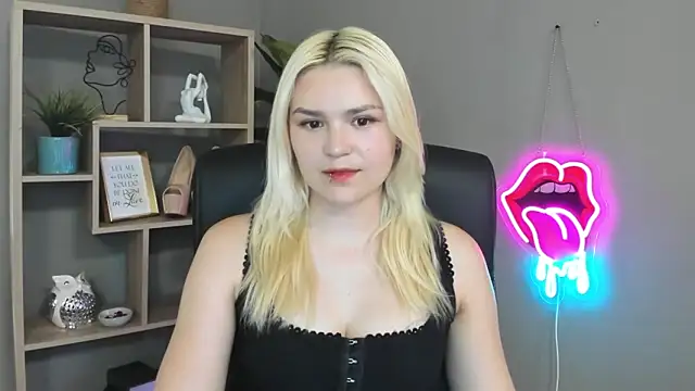 Snapshot of SweetLilyxo chatting on May 24, 2026, 1:27 pm SweetLilyxo online show from May 24, 2026, 1:27 pm
