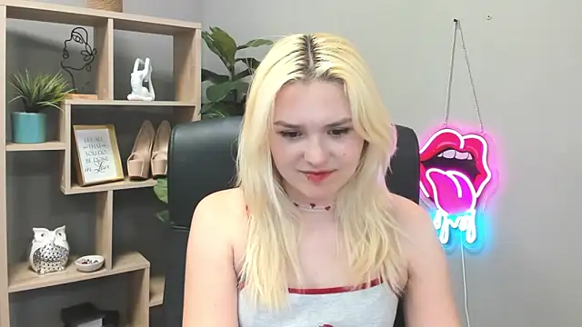 Snapshot of SweetLilyxo chatting on June 1, 2026, 1:35 pm SweetLilyxo online show from June 1, 2026, 1:35 pm