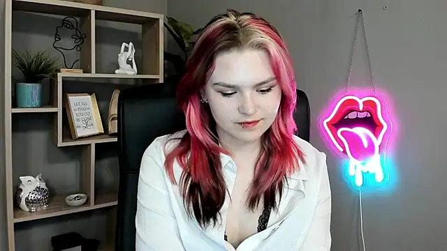 Snapshot of SweetLilyxo chatting on June 14, 2026, 1:57 pm SweetLilyxo online show from June 14, 2026, 1:57 pm